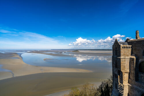 Vue du Mont-Saint-Michel et baie à marée basse.