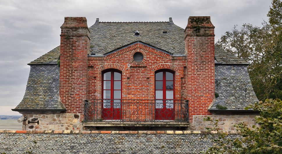Façade en briques rouges d'une maison ancienne.