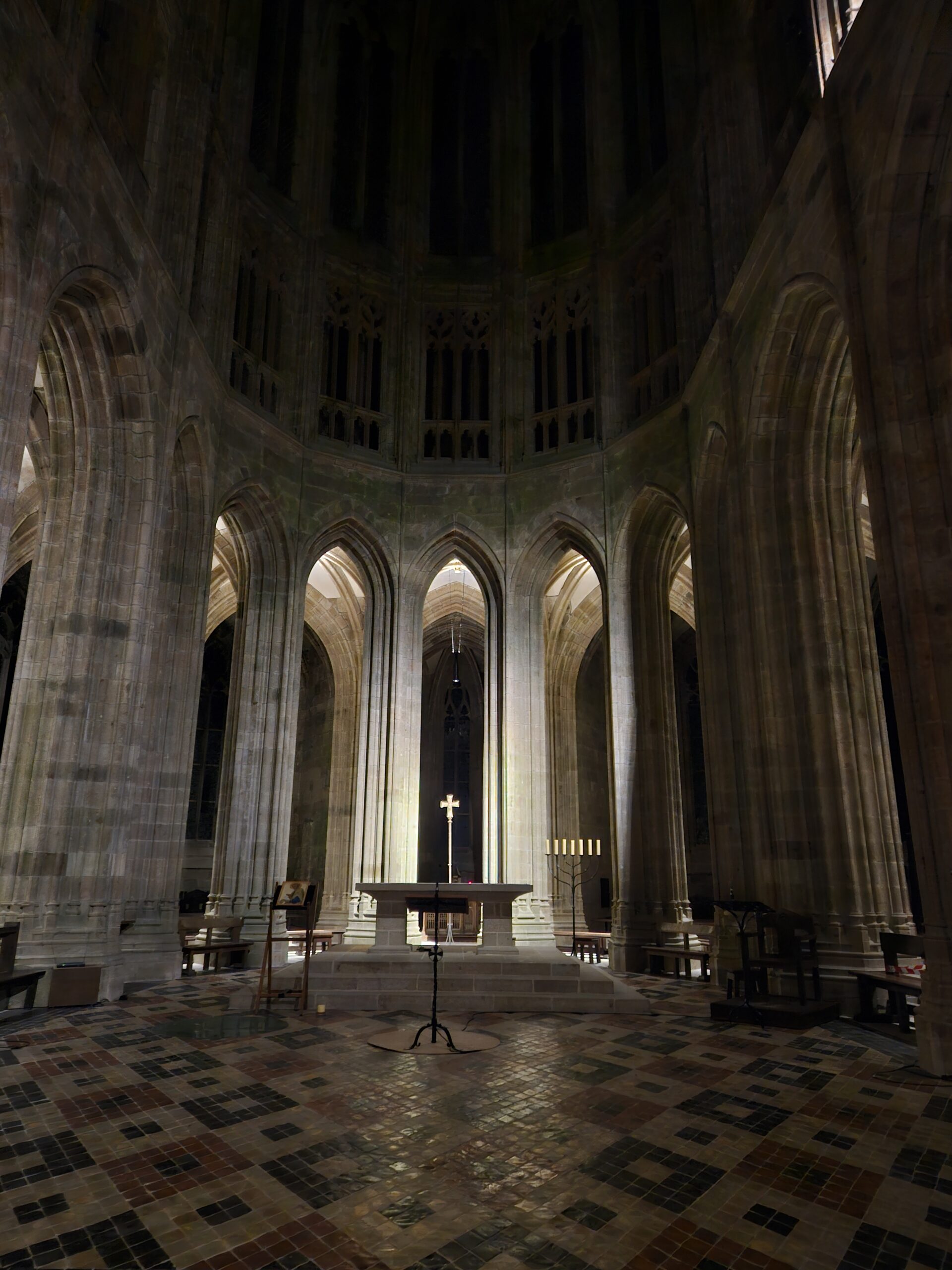 Intérieur d'une cathédrale avec autel et vitraux.