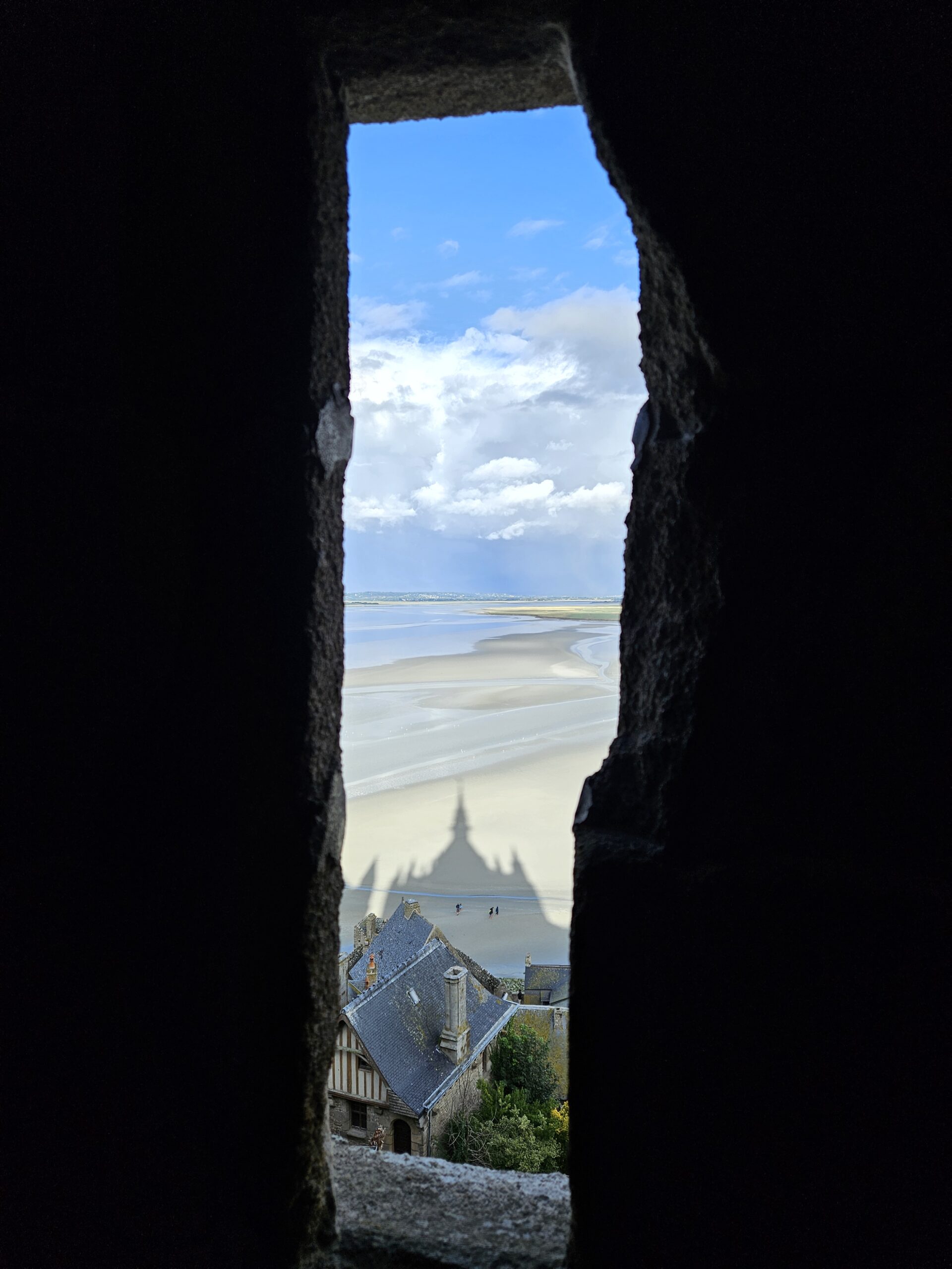 Vue d'une tour, plage, ciel bleu