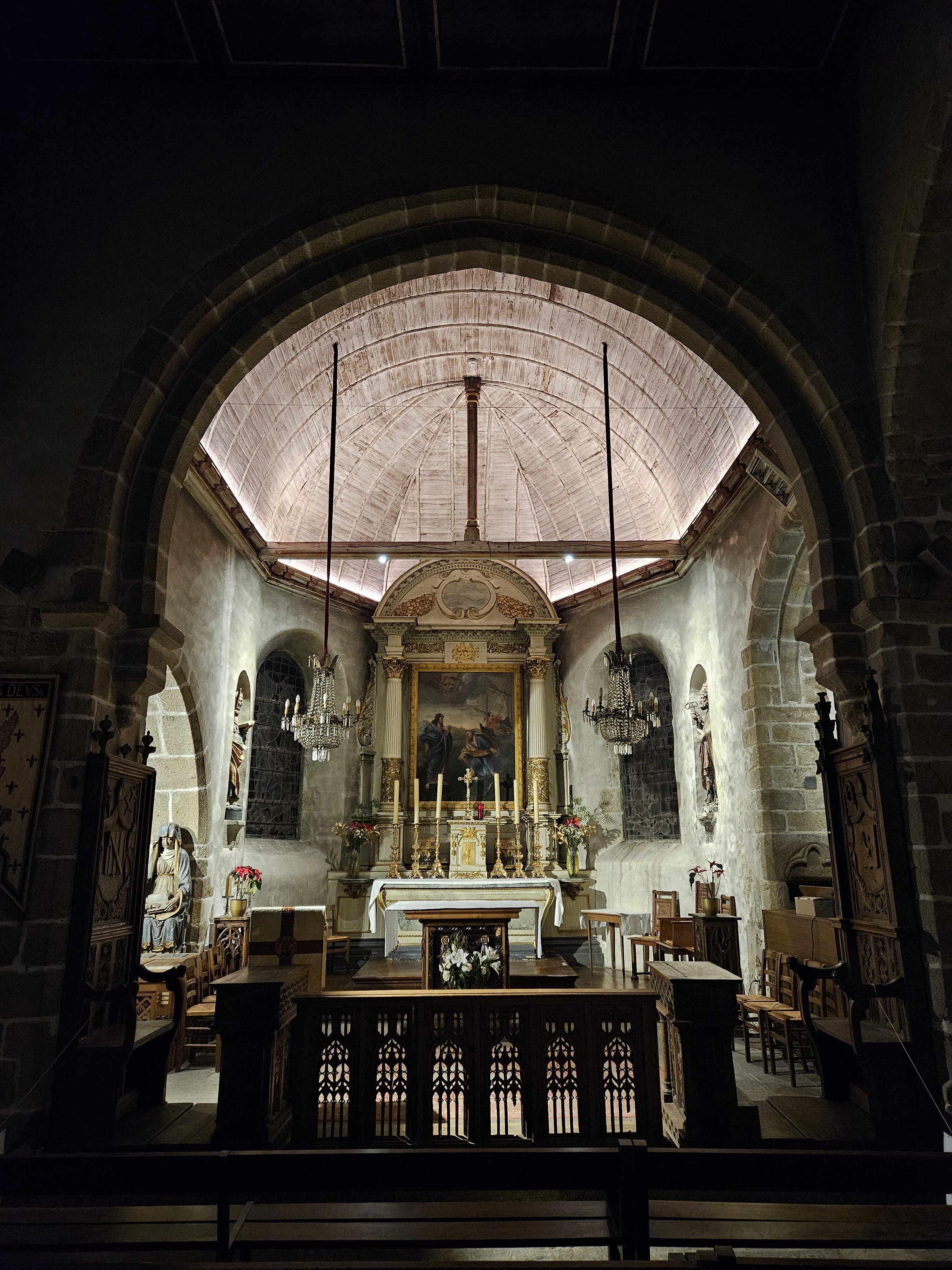 Intérieur d'une église avec autel illuminé.