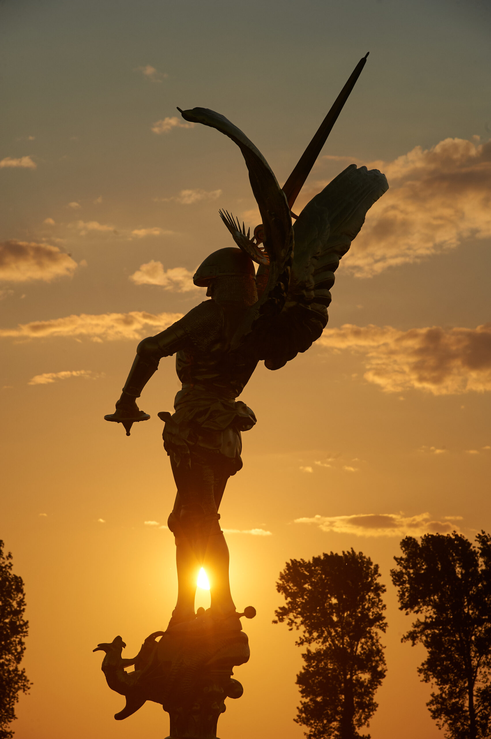 Statue au coucher du soleil, silhouette héroïque.
