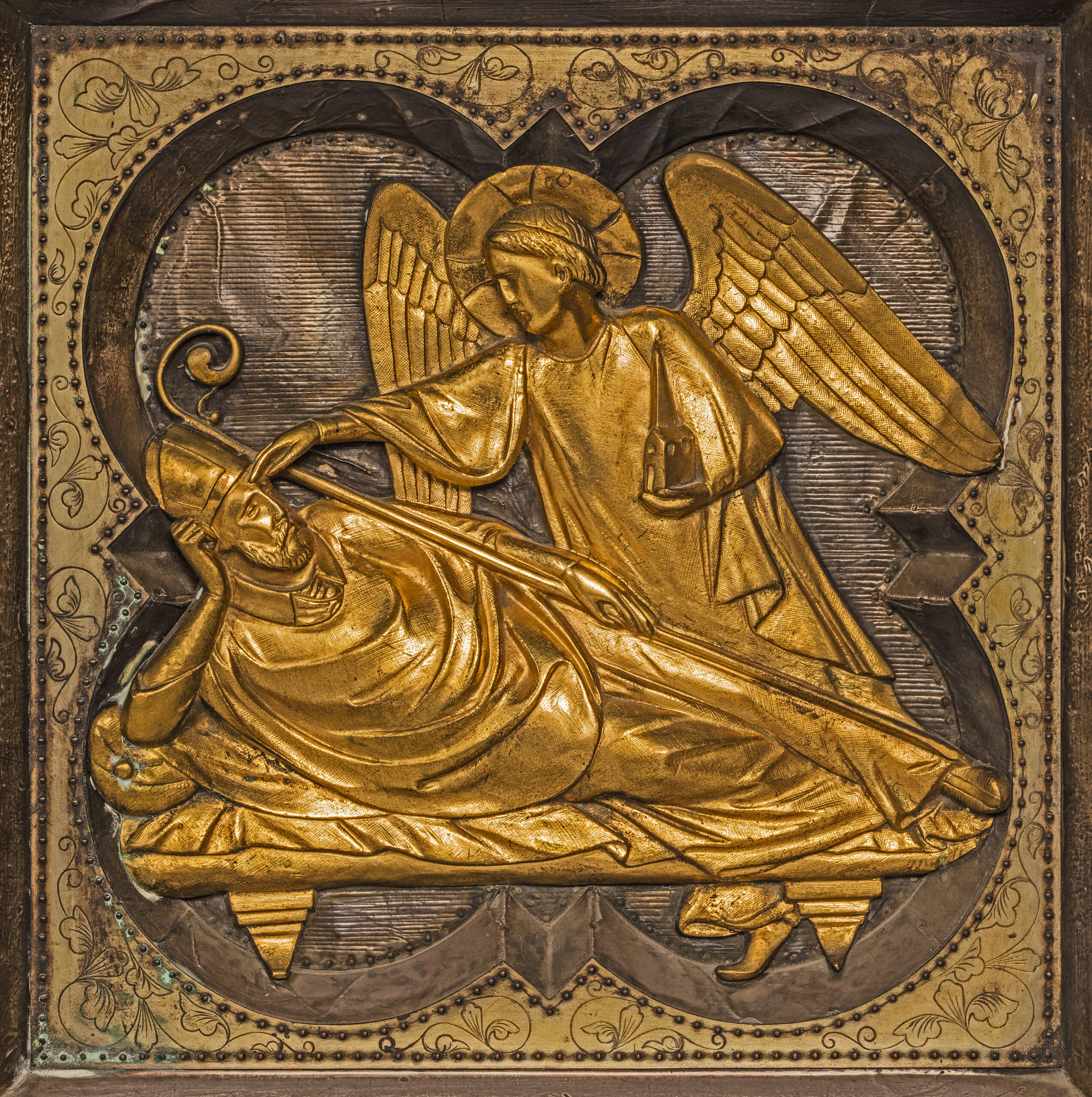 Relief en or montrant un ange et un évêque.