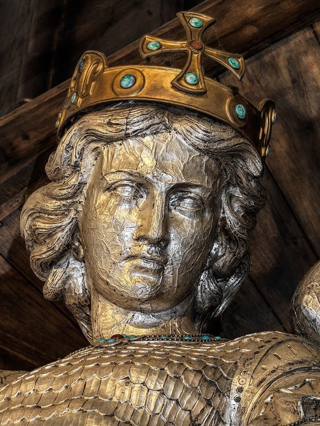 Statue ancienne avec une couronne dorée.
