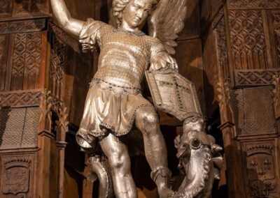 Statue de l'ange combattant un dragon.