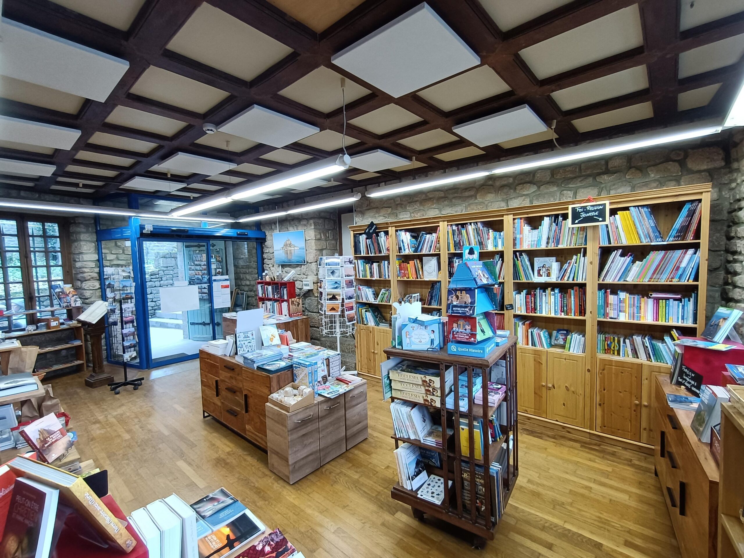 Intérieur d'une librairie avec livres et étagères en bois.