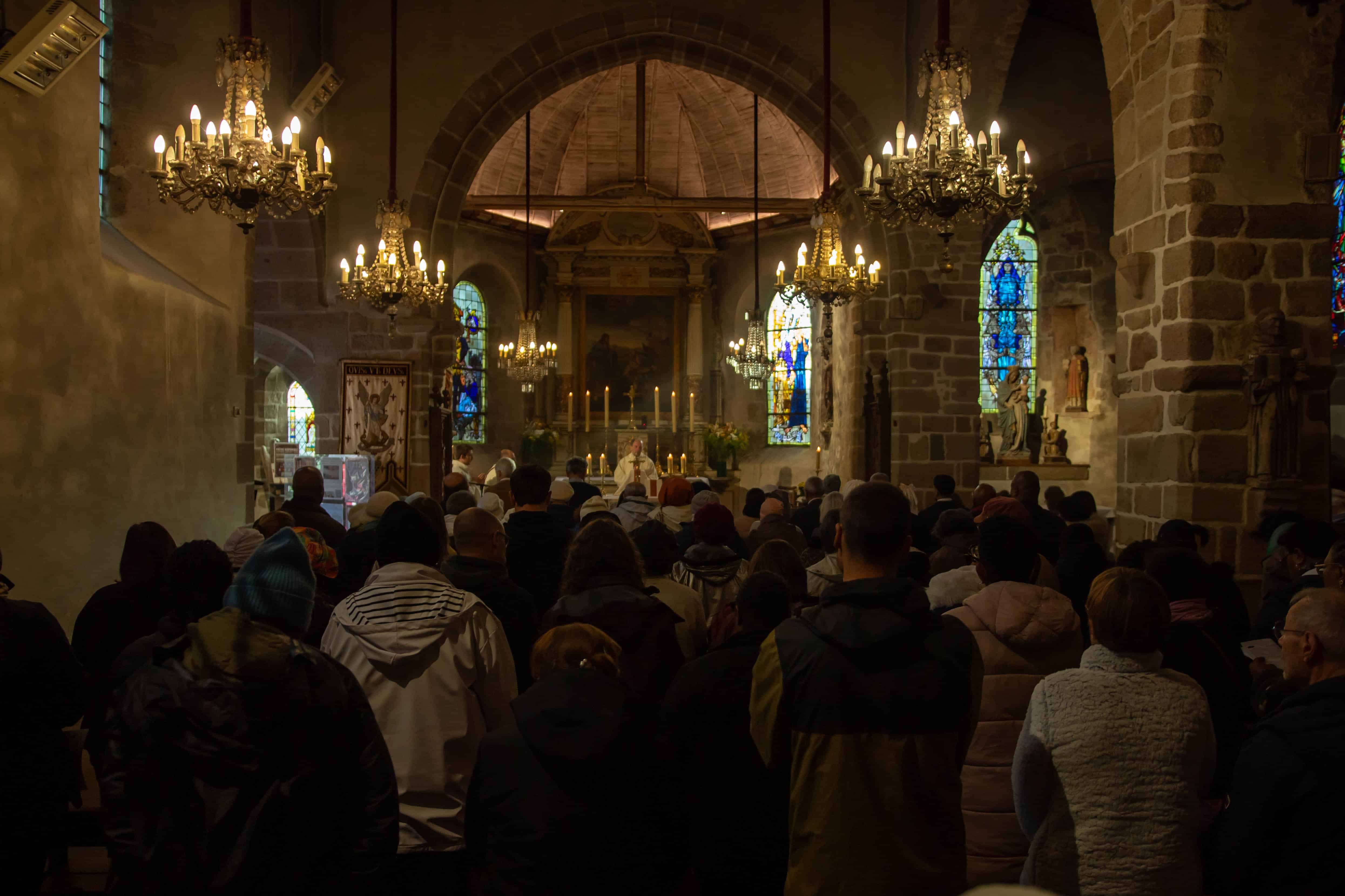 Cérémonie religieuse dans une église.