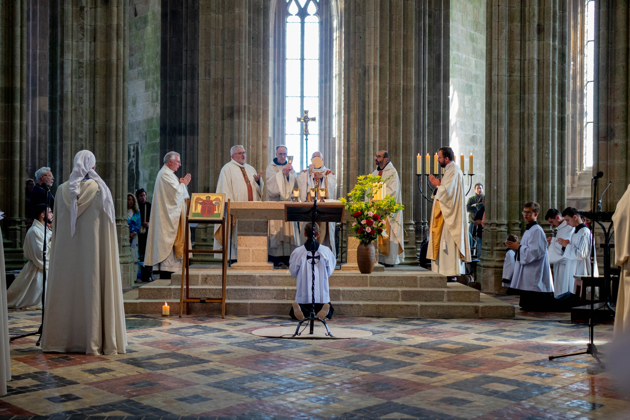 Cérémonie religieuse dans une église avec prêtres.