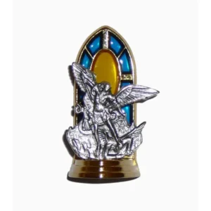 statuette de saint michel avec vitrail
